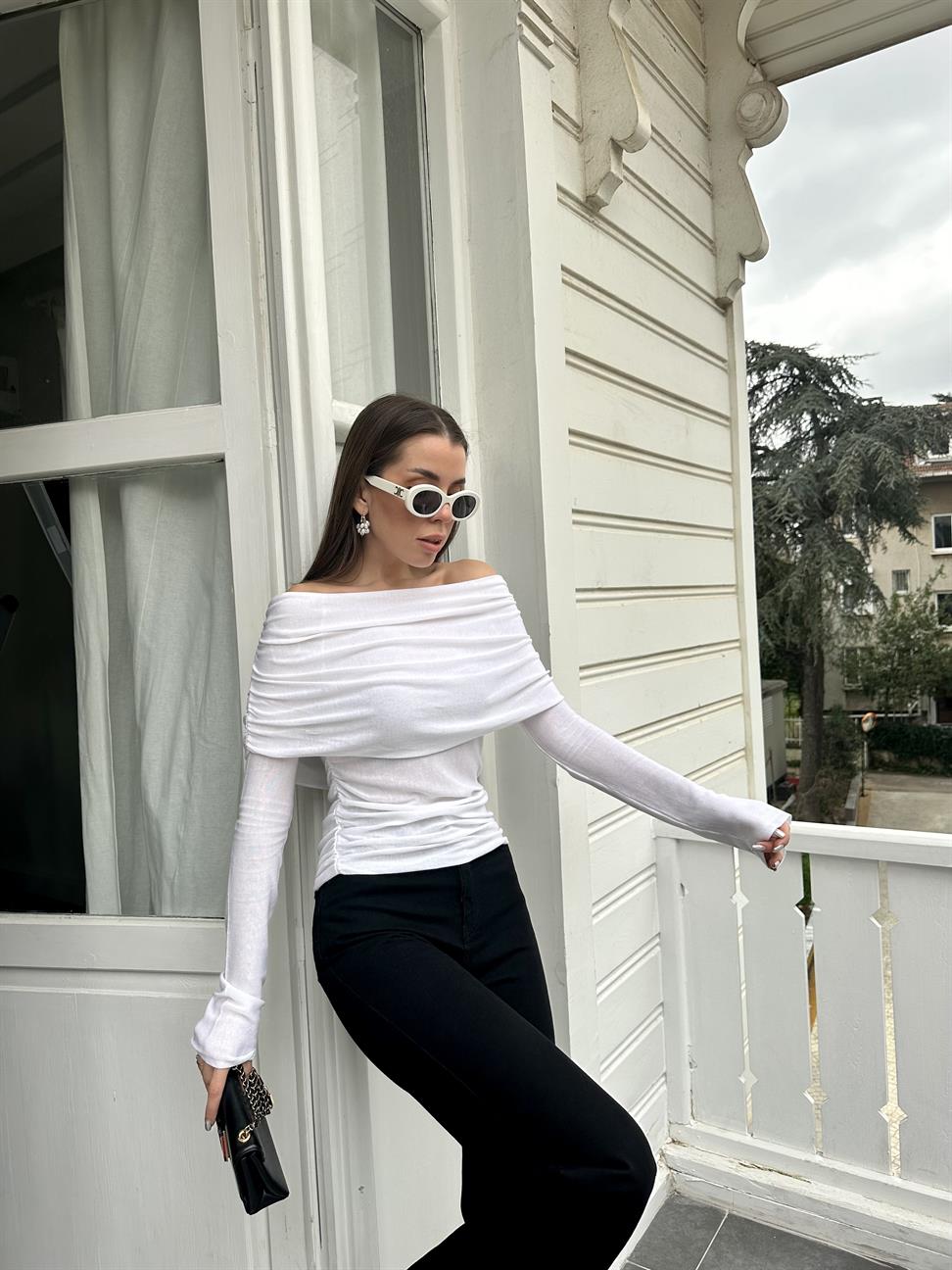 Beyaz Madonna Yaka Dökümlü Bluz