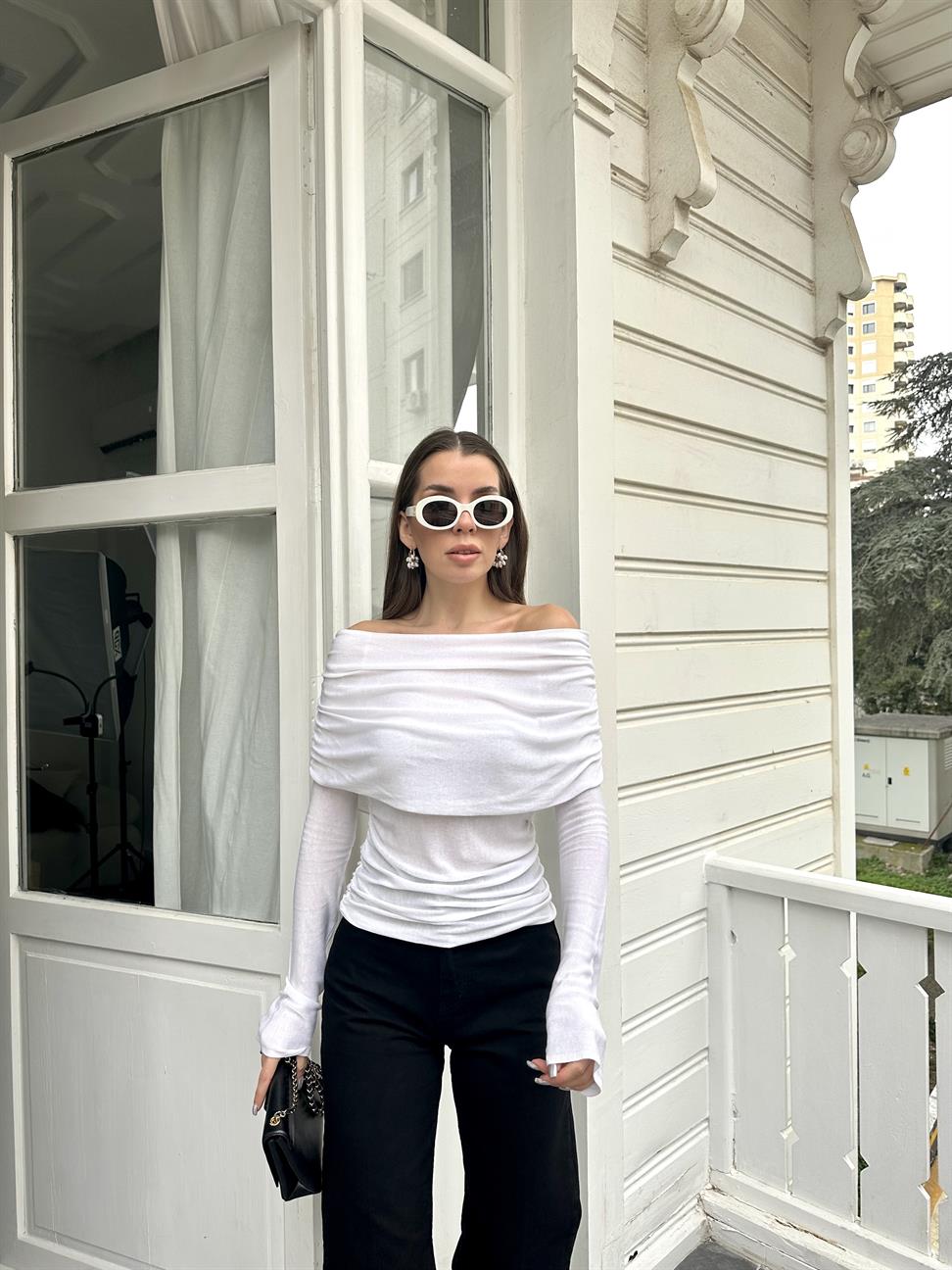 Beyaz Madonna Yaka Dökümlü Bluz