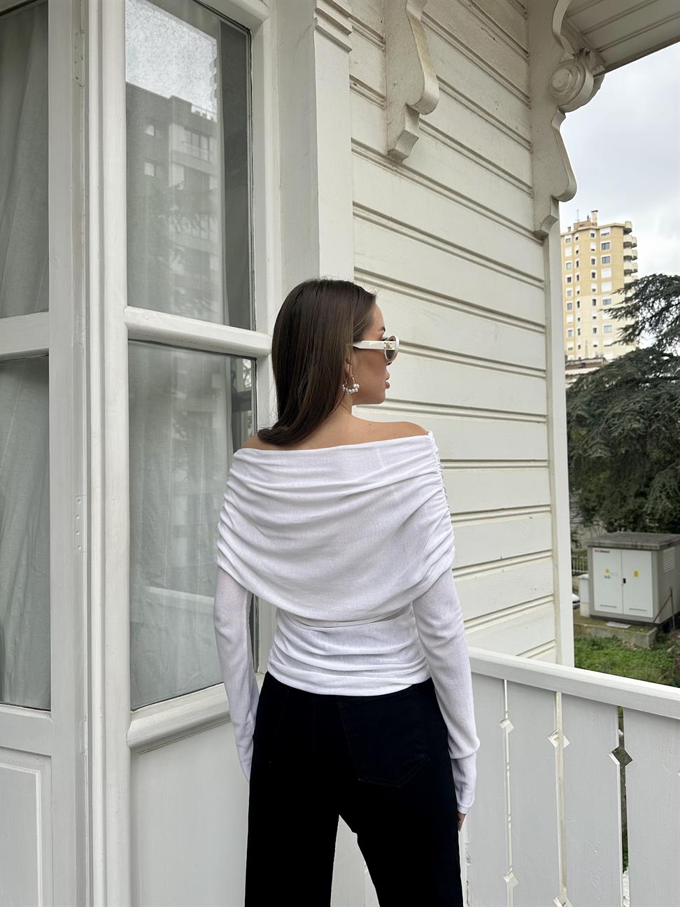 Beyaz Madonna Yaka Dökümlü Bluz