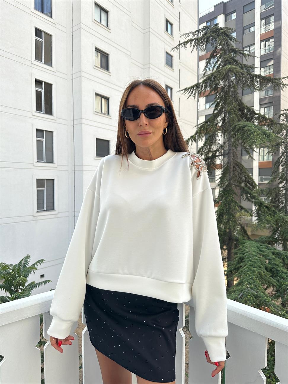 Beyaz Omuz Detaylı Tasarım Sweatshirt