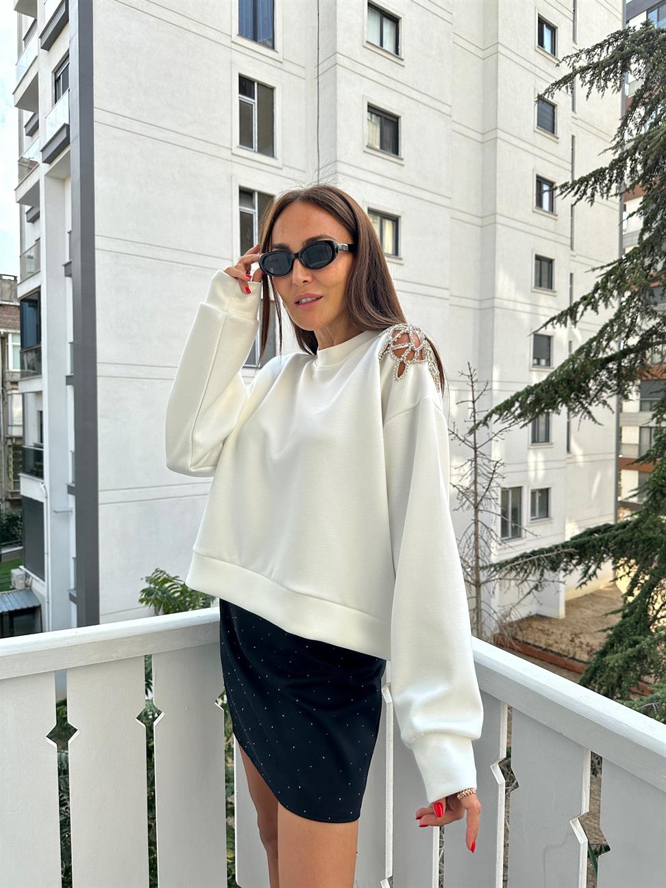 Beyaz Omuz Detaylı Tasarım Sweatshirt