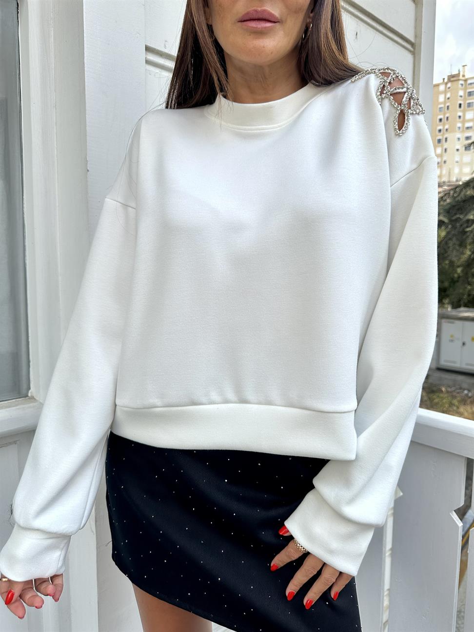 Beyaz Omuz Detaylı Tasarım Sweatshirt