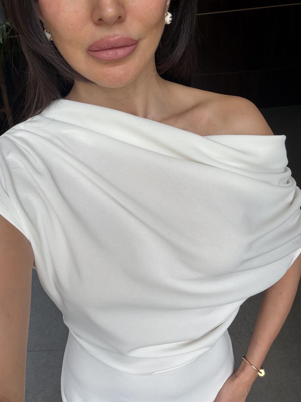 Beyaz Omzu Dökümlü Elbise