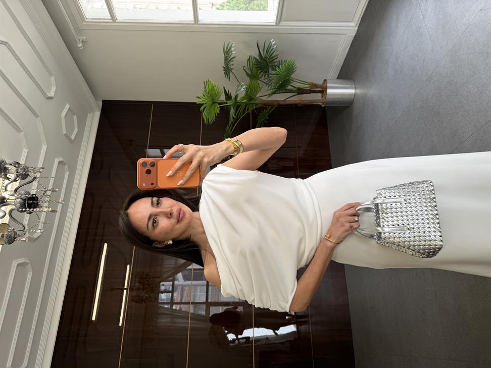 Beyaz Omzu Dökümlü Elbise