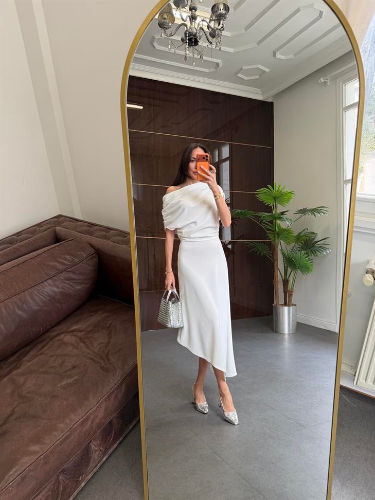 Beyaz Omzu Dökümlü Elbise