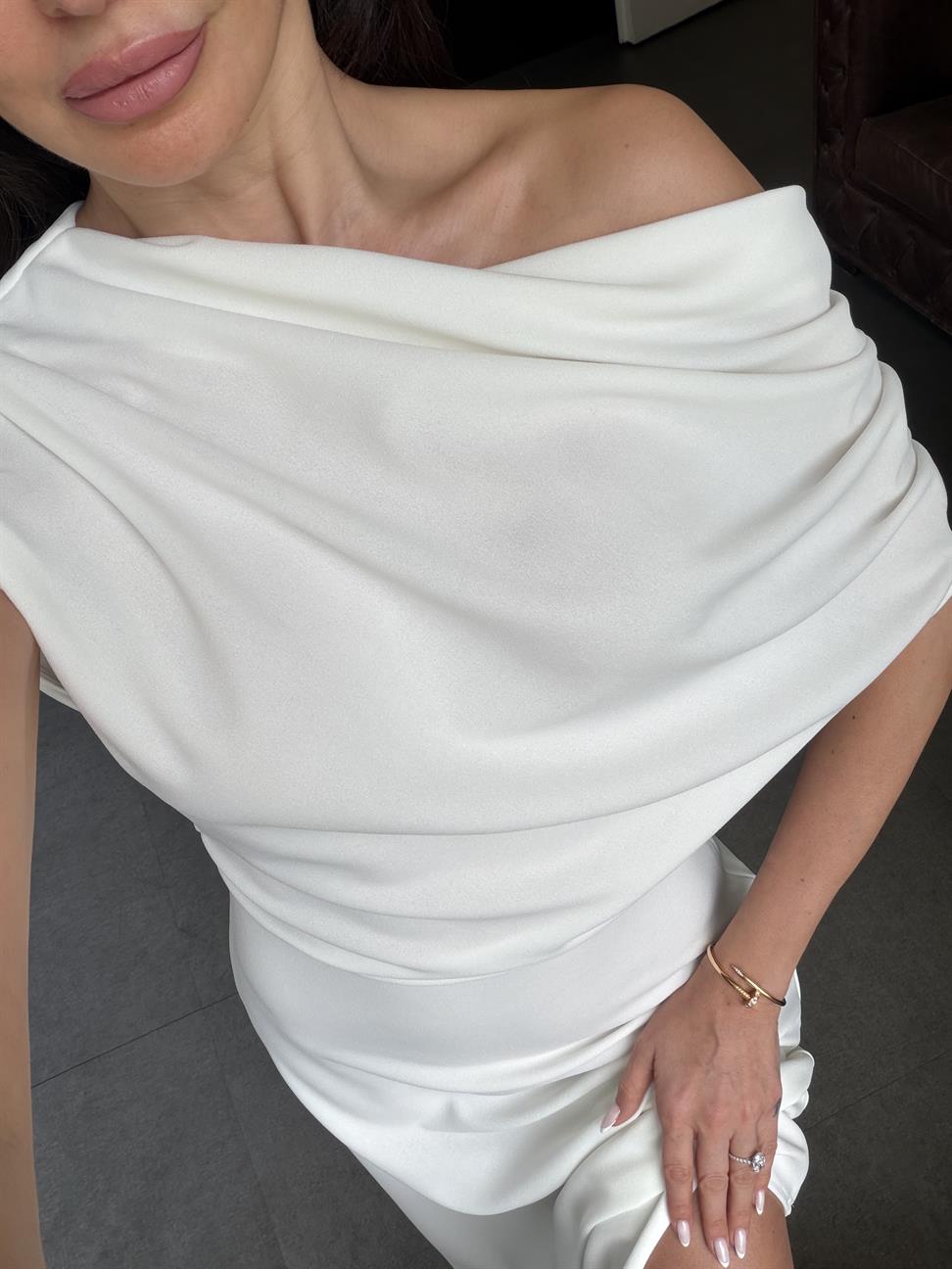 Beyaz Omzu Dökümlü Elbise