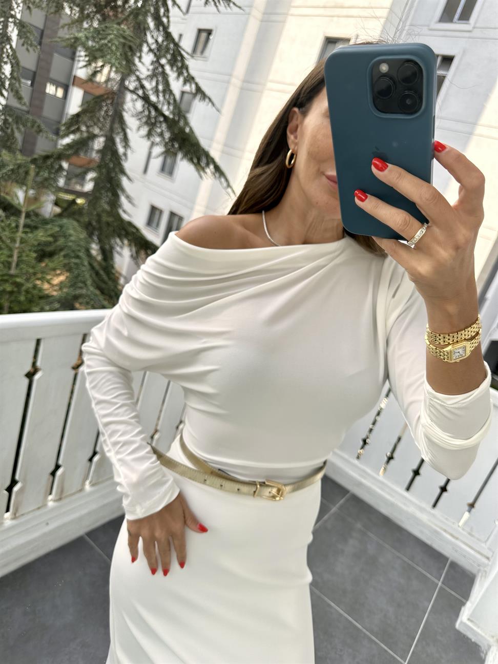 Beyaz Omzu Pileli Bluz