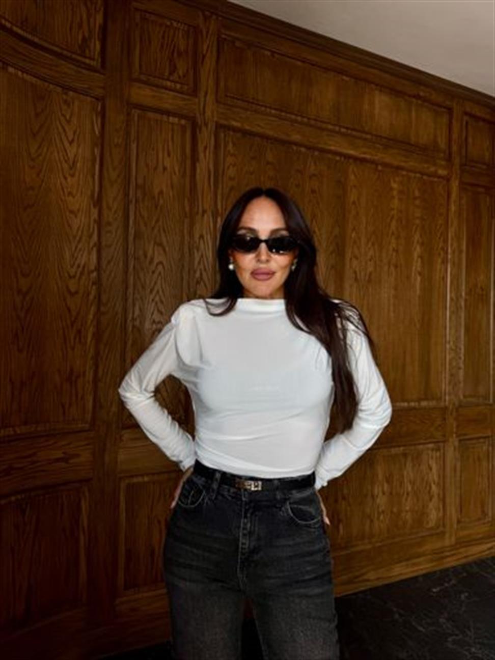 Beyaz Omzu Vatkalı ve Piliseli Bluz