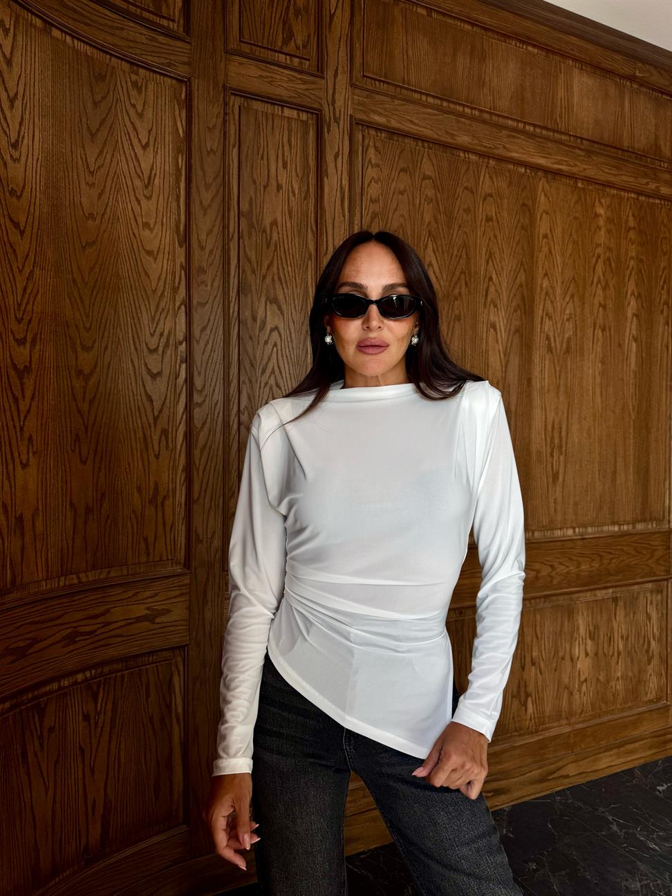 Beyaz Omzu Vatkalı ve Piliseli Bluz