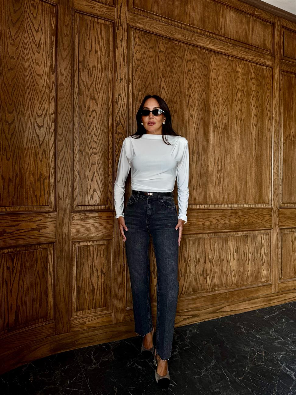 Beyaz Omzu Vatkalı ve Piliseli Bluz