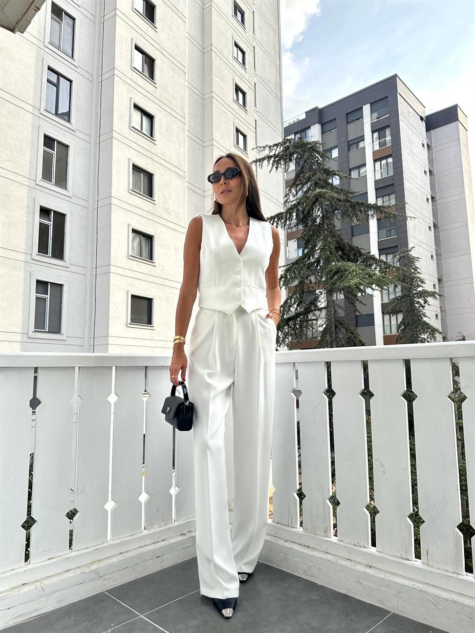 Beyaz Önden Düğmeli Yelek