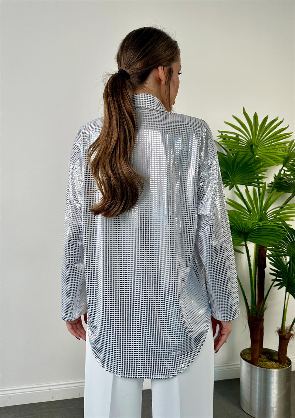 Beyaz Parlak Taşlı Vatkalı Gömlek