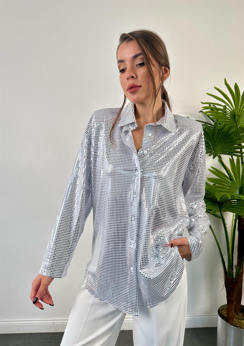 Beyaz Parlak Taşlı Vatkalı Gömlek