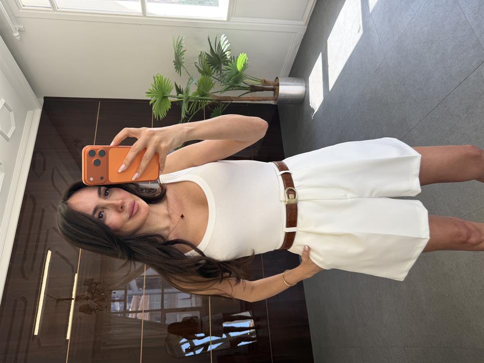 Beyaz Pileli Cepli Şort