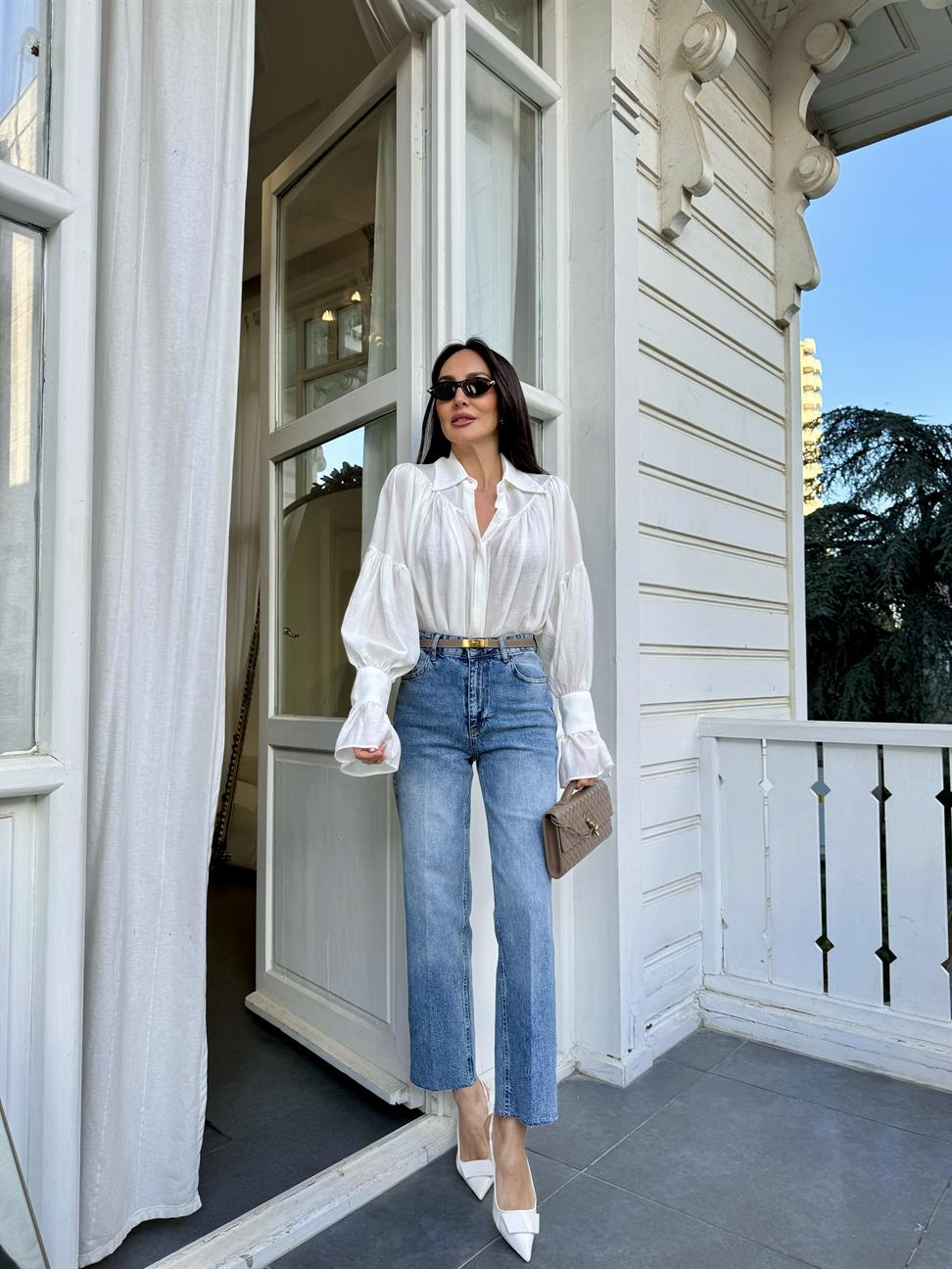 Beyaz Pileli Volan Kollu Gömlek