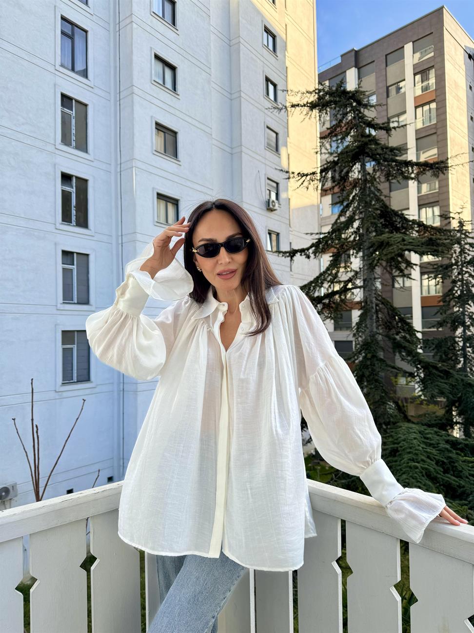 Beyaz Pileli Volan Kollu Gömlek