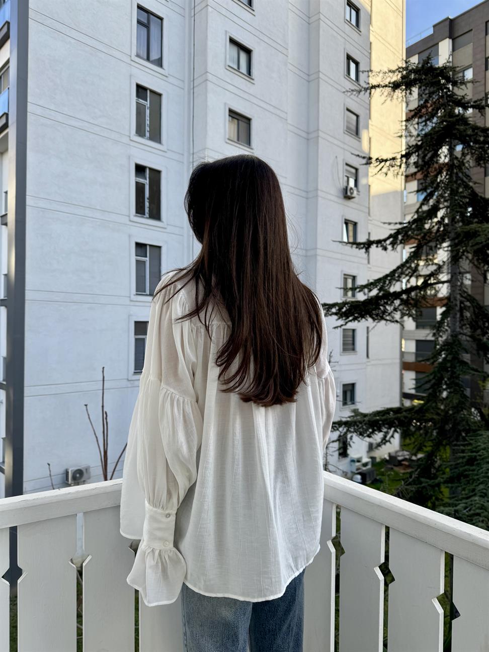 Beyaz Pileli Volan Kollu Gömlek