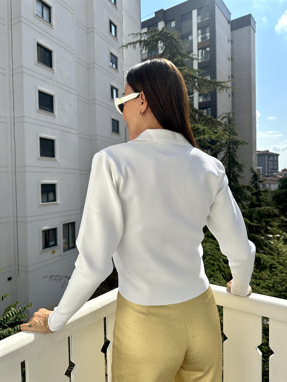 Beyaz Polo Yaka Altın Düğme Triko