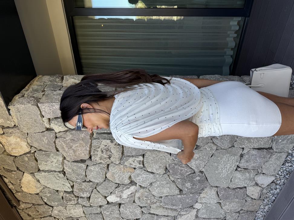 Beyaz Puantiyeli Dökümlü Bluz