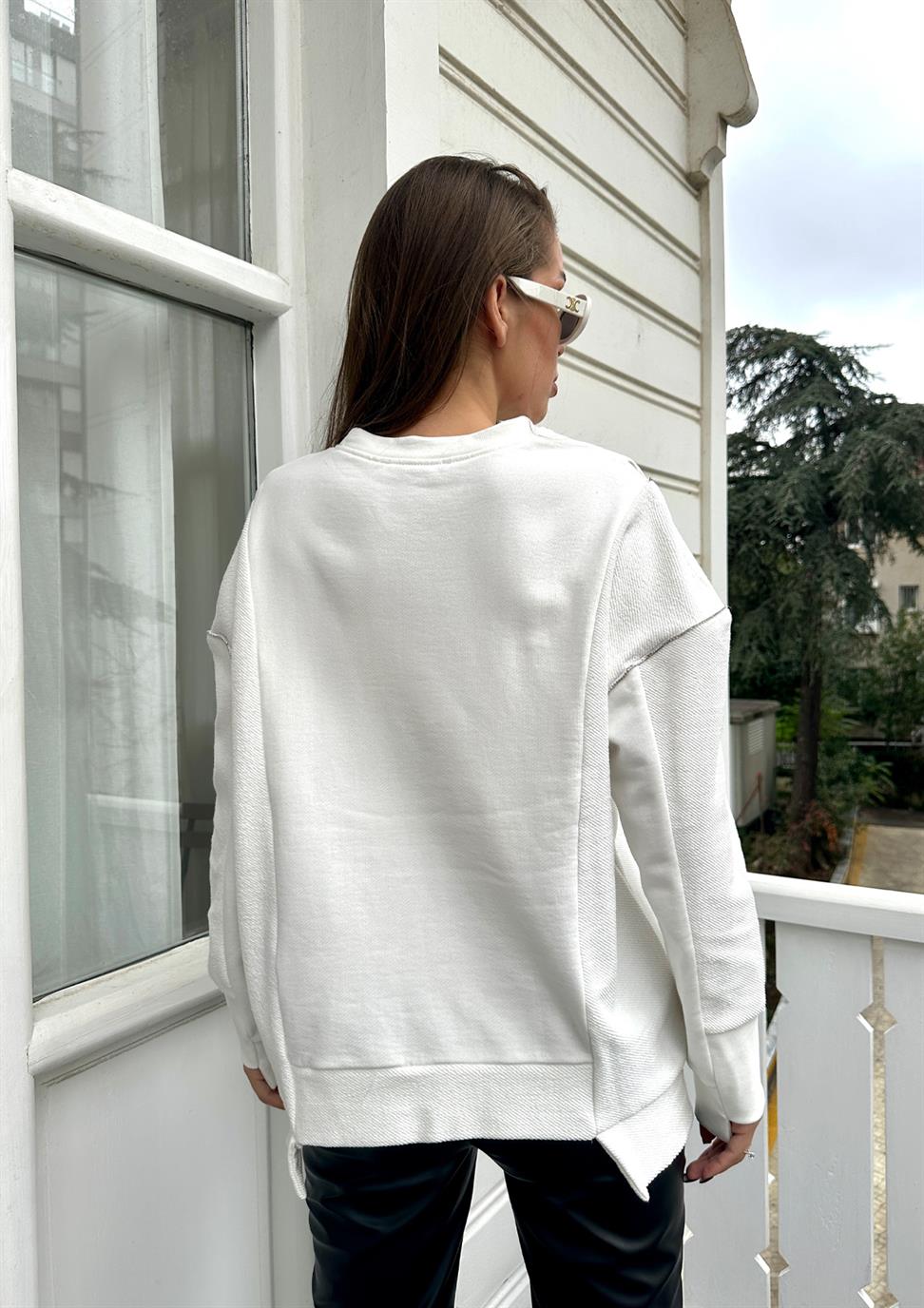 Beyaz Şerit Detaylı Bisiklet Yaka Sweatshirt