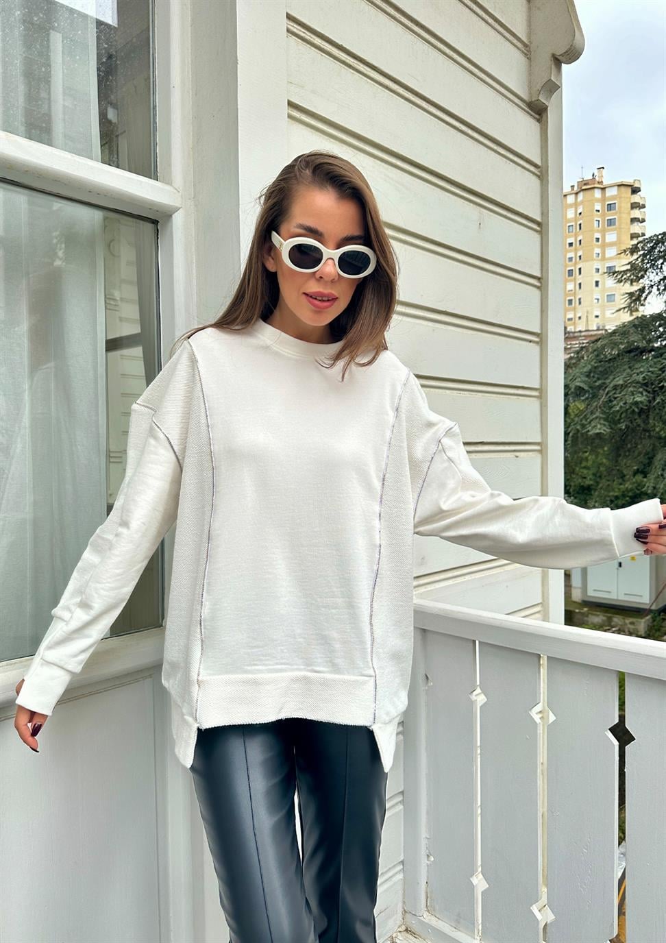 Beyaz Şerit Detaylı Bisiklet Yaka Sweatshirt