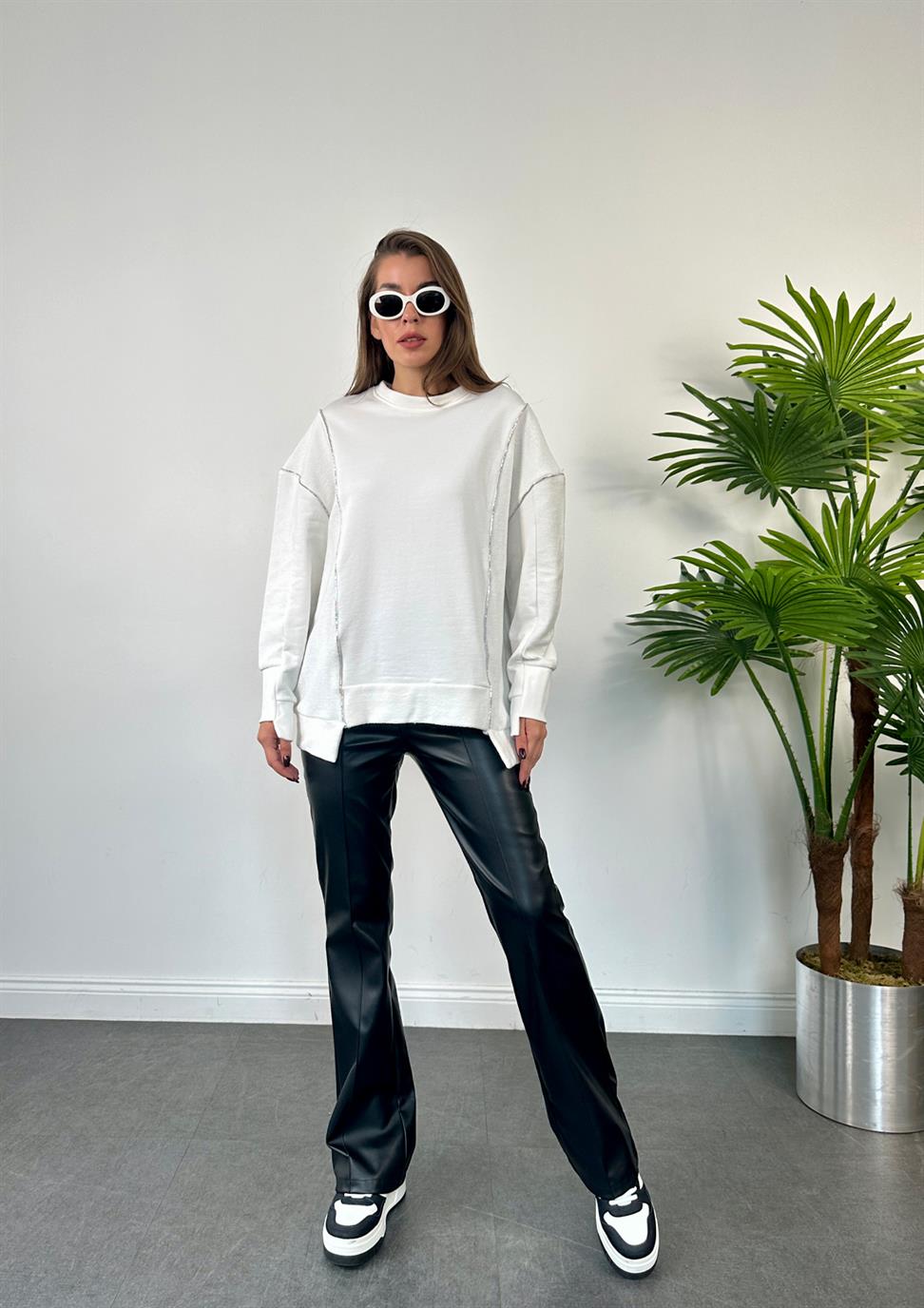 Beyaz Şerit Detaylı Bisiklet Yaka Sweatshirt