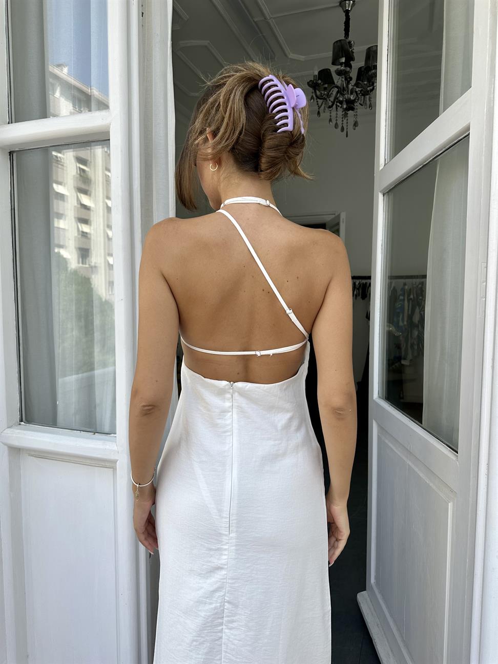 Beyaz Sırtı Açık İnce Askılı Elbise