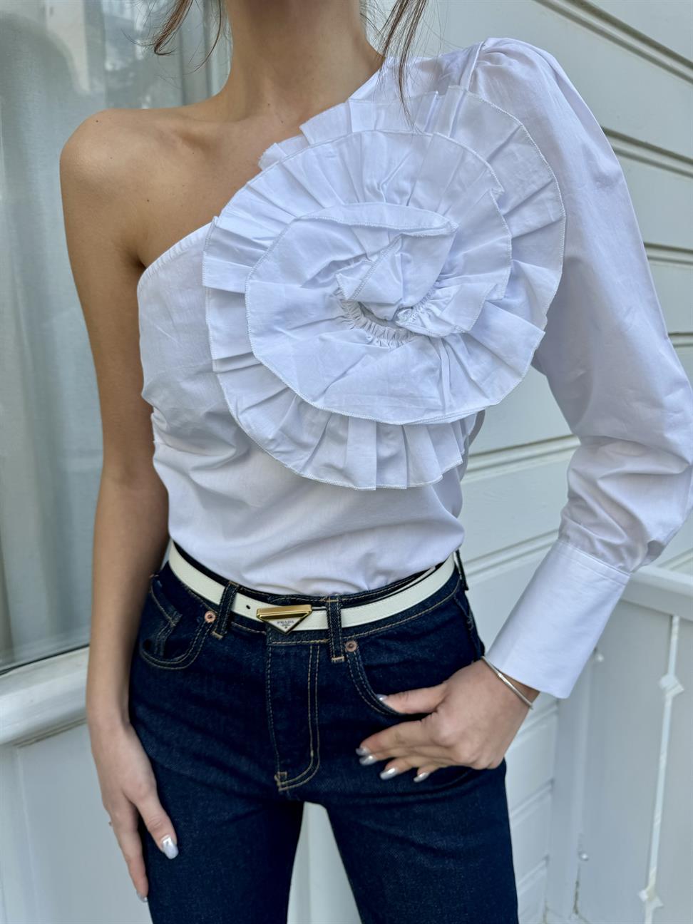 Beyaz Tasarım Gül Detay Tek Kol Bluz