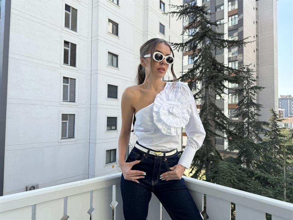 Beyaz Tasarım Gül Detay Tek Kol Bluz