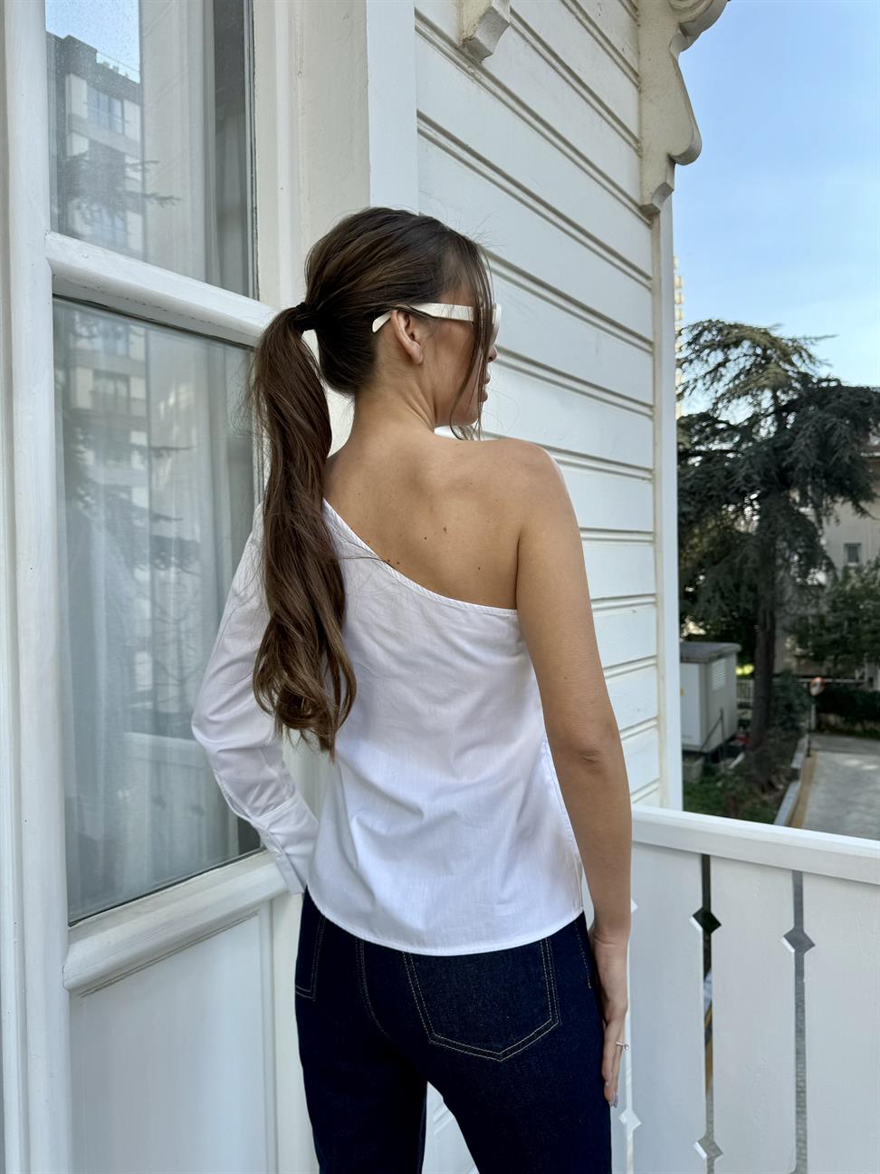 Beyaz Tasarım Gül Detay Tek Kol Bluz