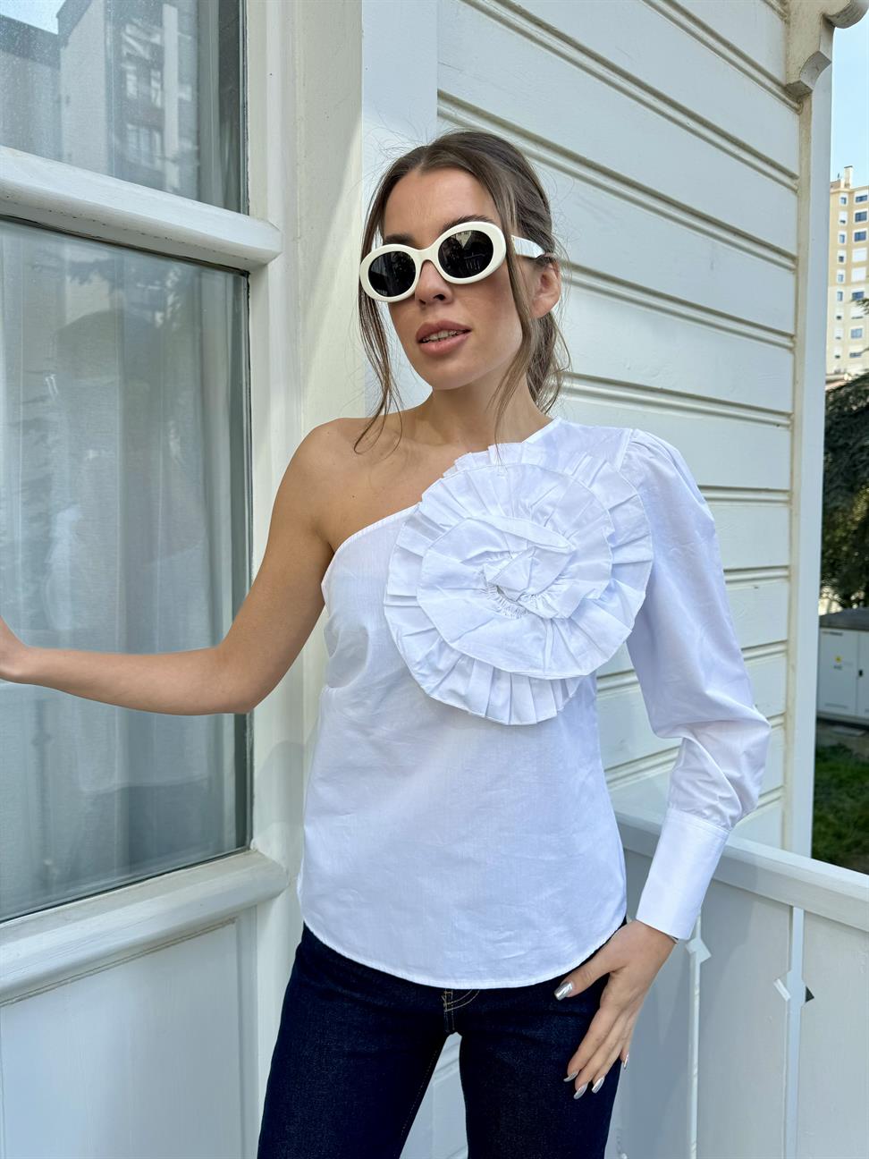 Beyaz Tasarım Gül Detay Tek Kol Bluz