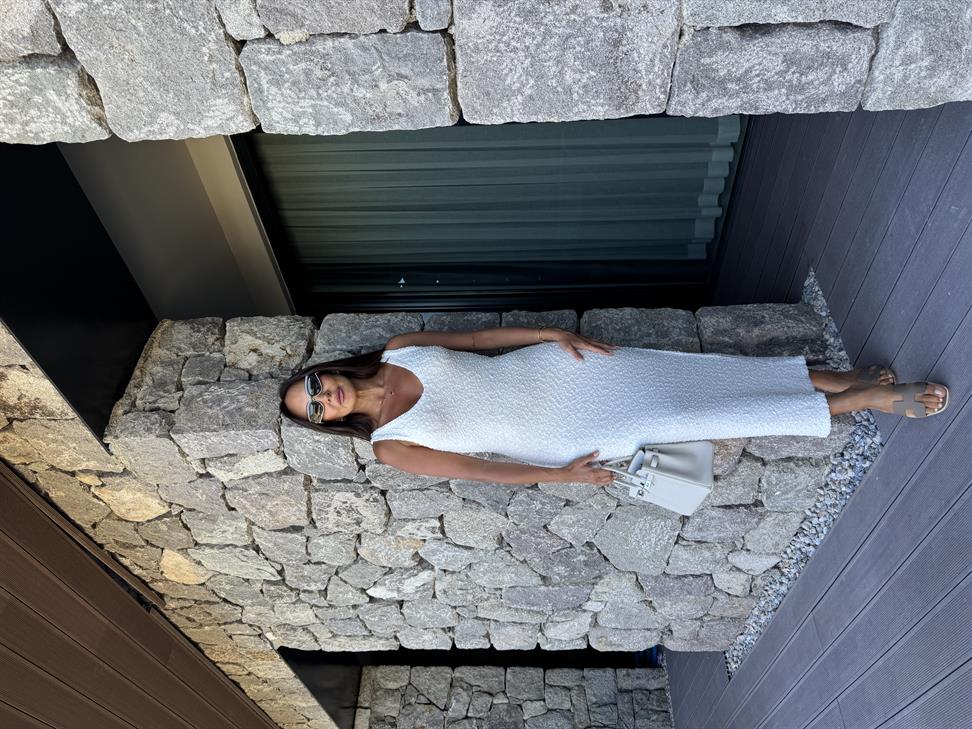 Beyaz V Yaka Uzun Örme Elbise