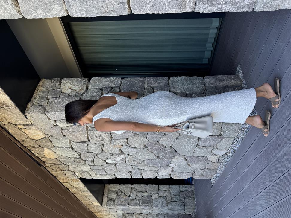 Beyaz V Yaka Uzun Örme Elbise