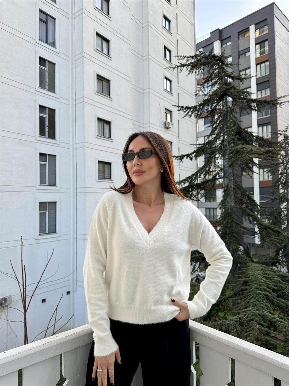 Ekru V Yakalı Yumoş Kazak