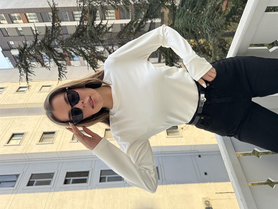 Beyaz Vatkalı Sweatshirt