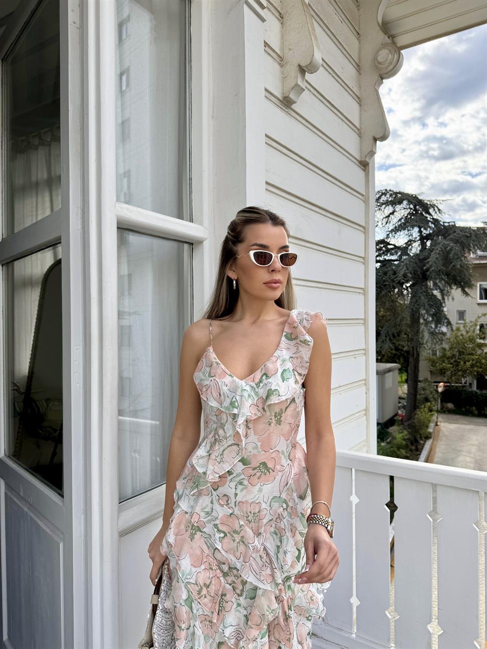 Beyaz Volanlı Çiçek Desen Yırtmaçlı Elbise