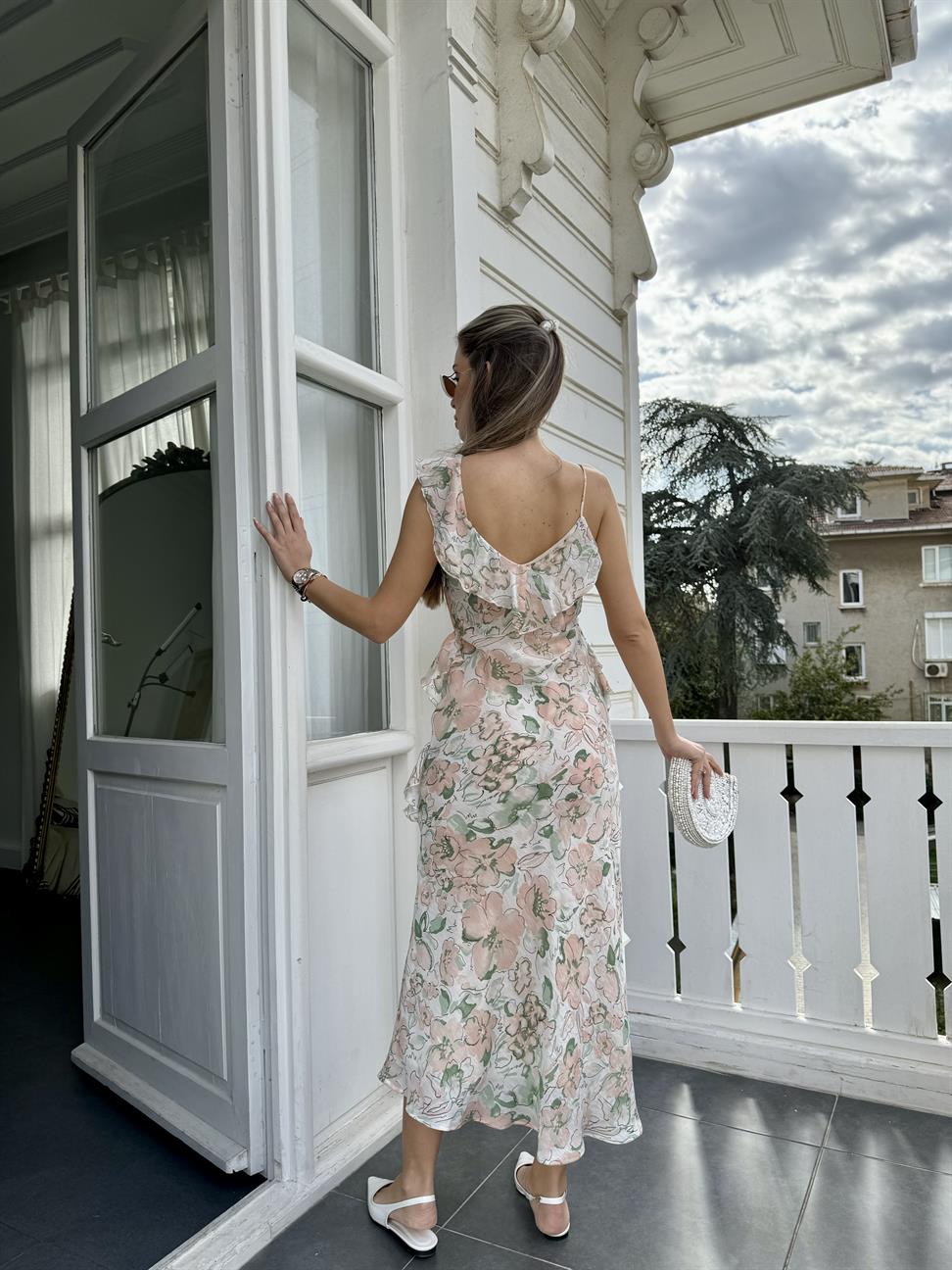 Beyaz Volanlı Çiçek Desen Yırtmaçlı Elbise