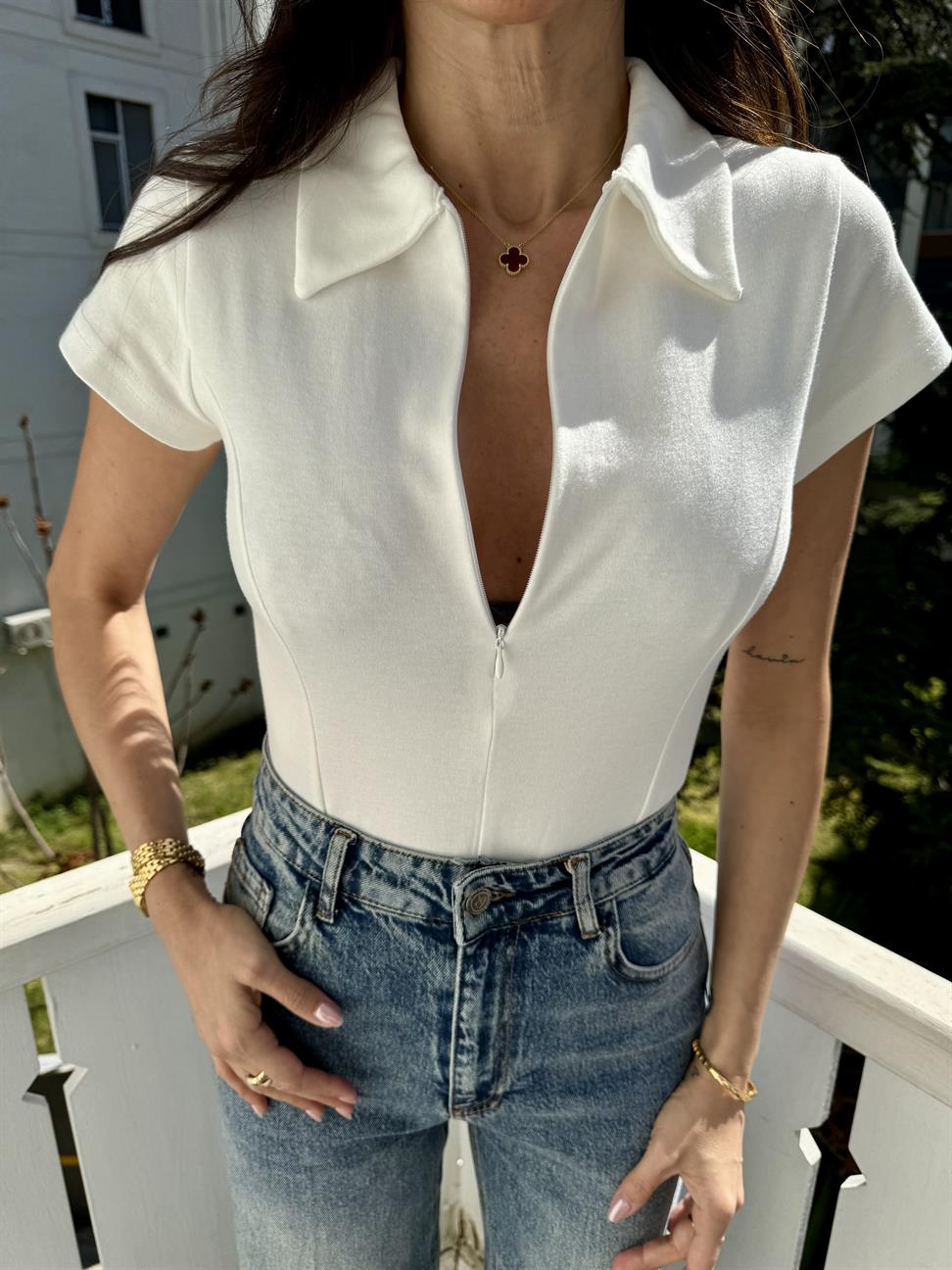 Beyaz Yakalı Önden Fermuarlı Tişört