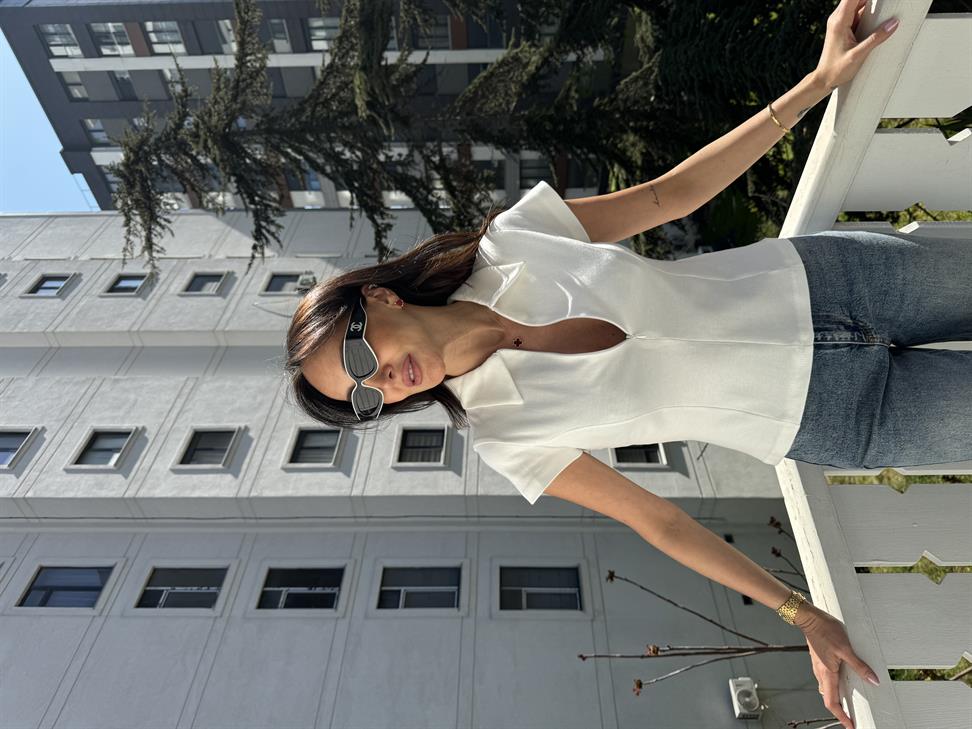 Beyaz Yakalı Önden Fermuarlı Tişört