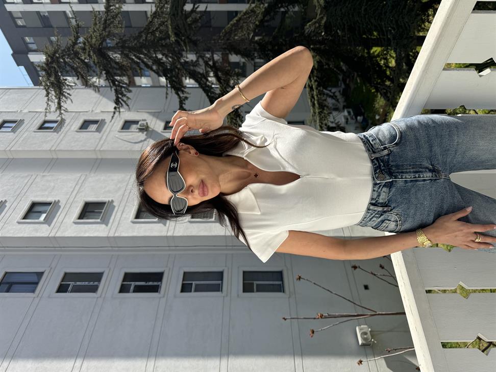 Beyaz Yakalı Önden Fermuarlı Tişört