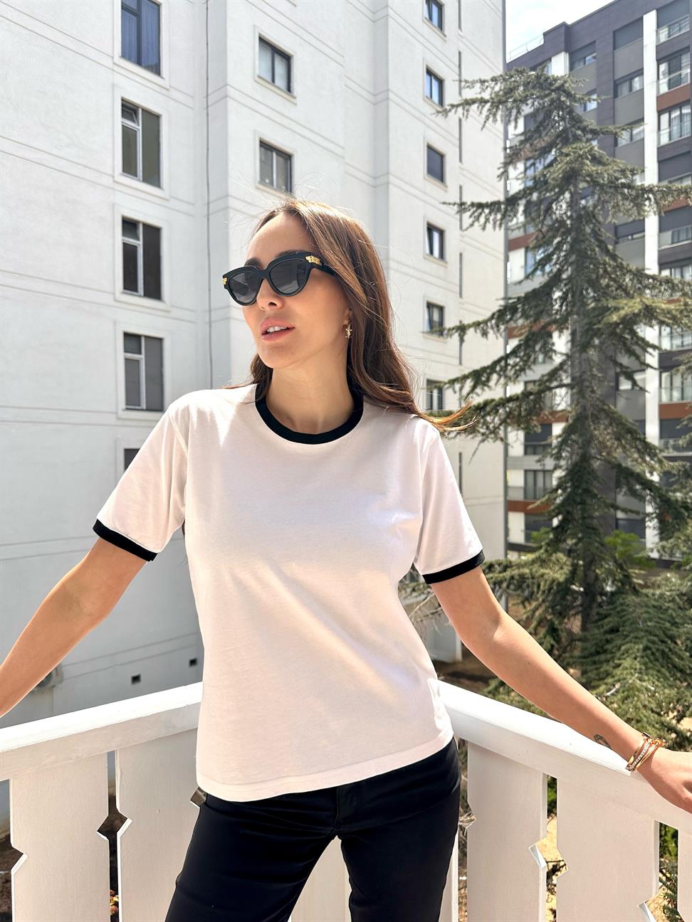 Beyaz Yakası ve Kolları Şeritli Tişört