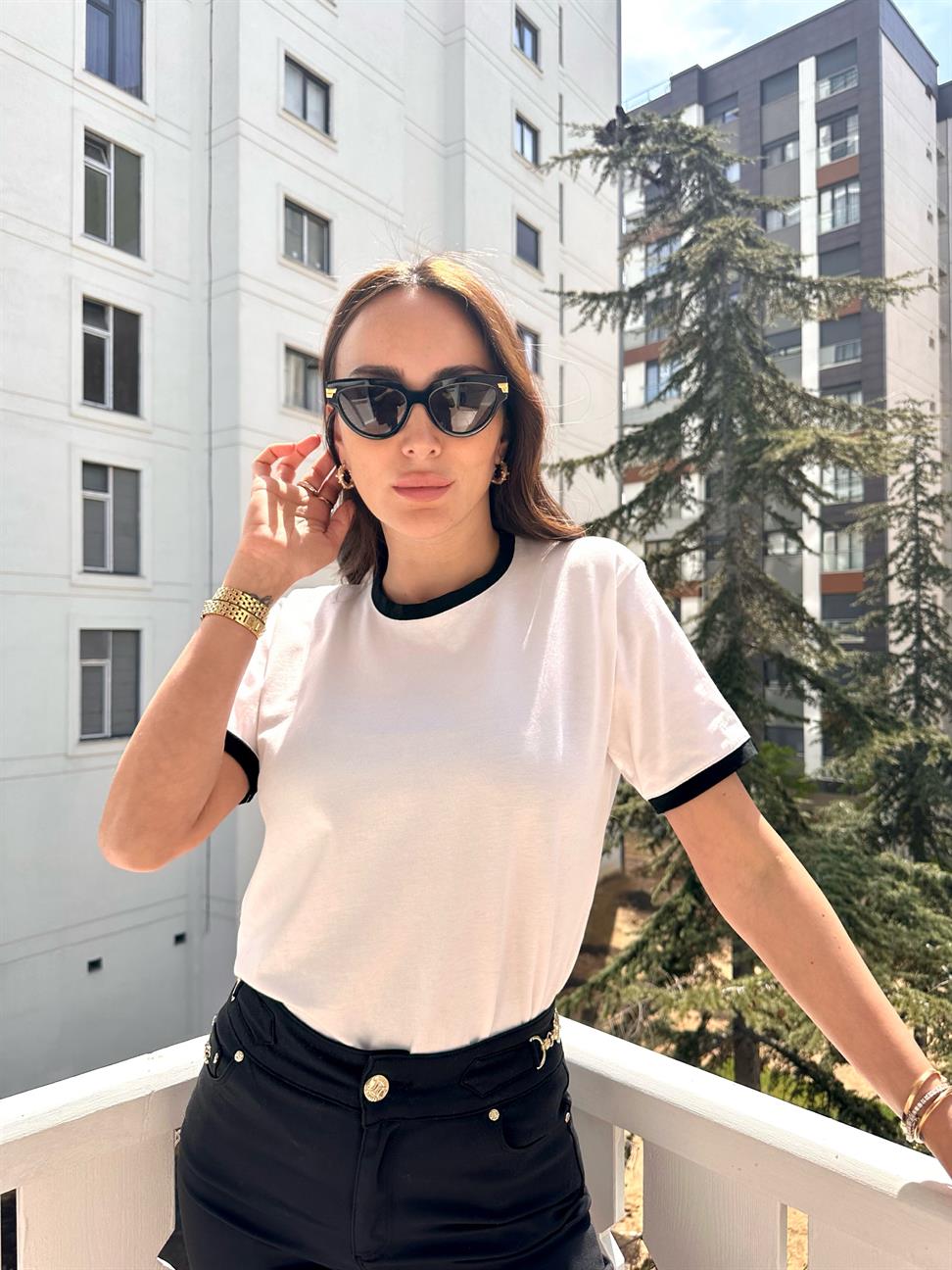Beyaz Yakası ve Kolları Şeritli Tişört
