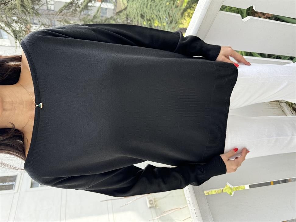 Siyah Kayık Yaka Triko