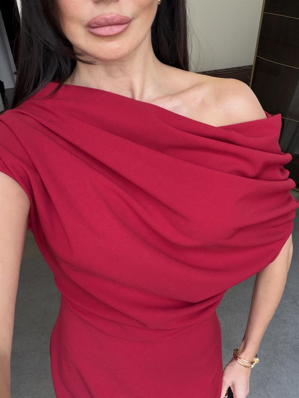 Kırmızı Omzu Dökümlü Elbise
