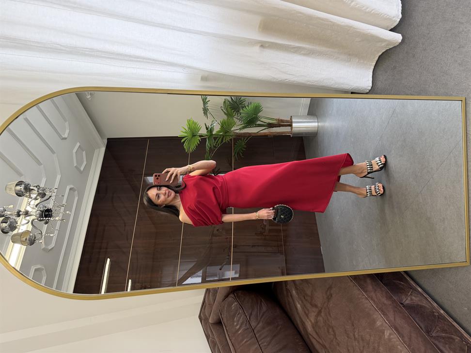 Kırmızı Omzu Dökümlü Elbise