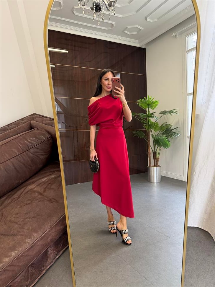 Kırmızı Omzu Dökümlü Elbise