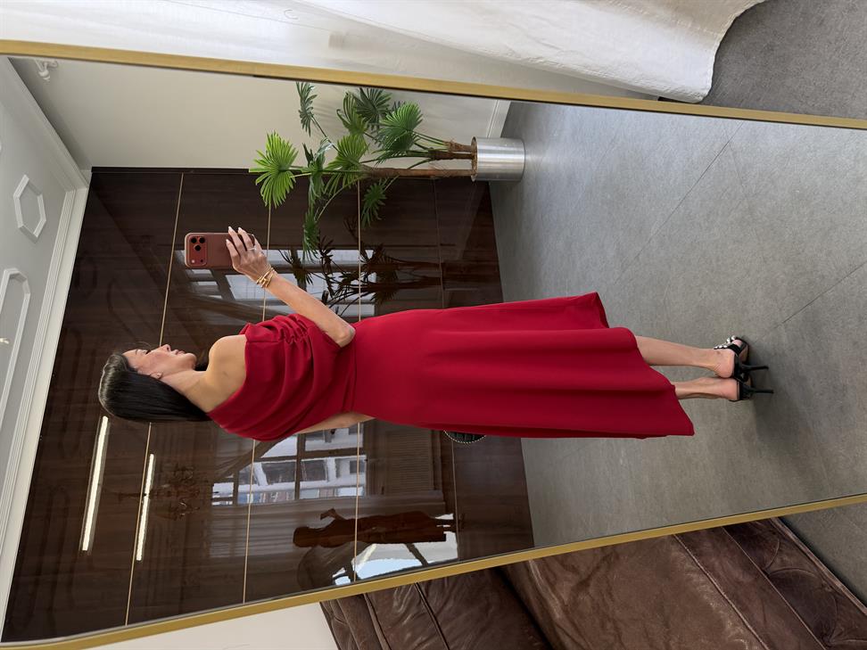 Kırmızı Omzu Dökümlü Elbise