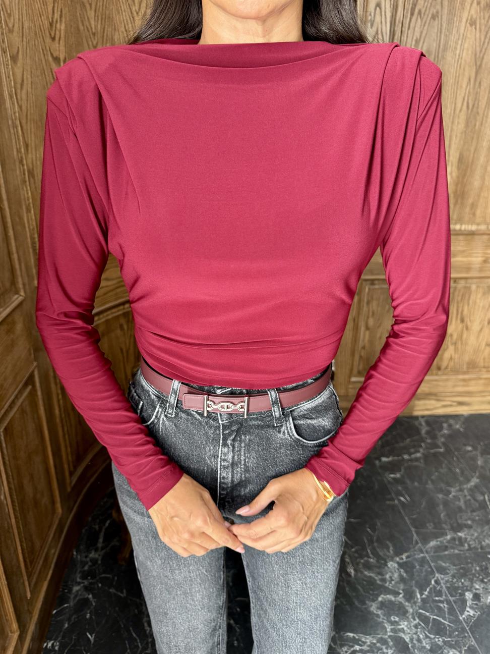 Bordo Omzu Vatkalı ve Piliseli Bluz