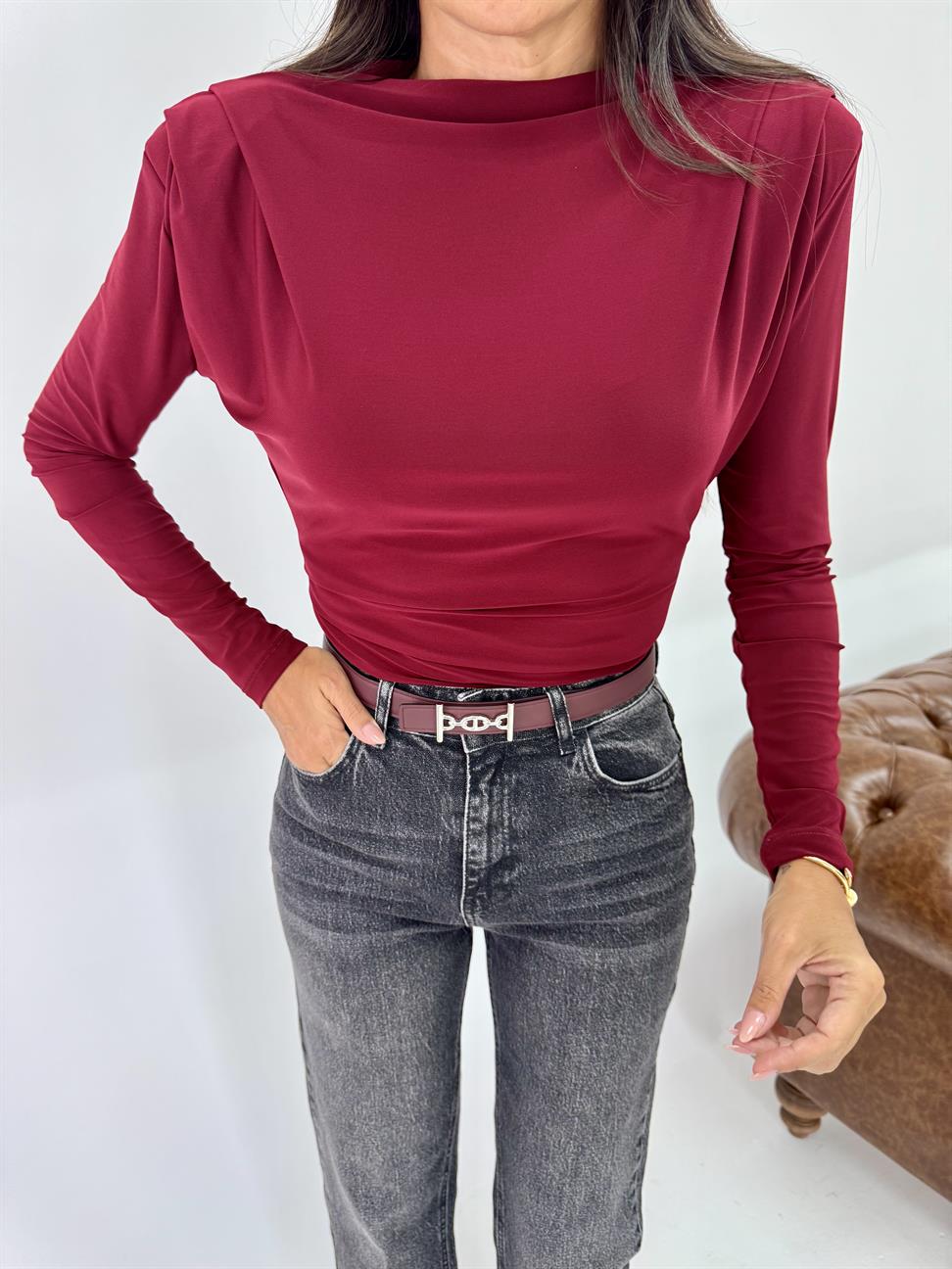 Bordo Omzu Vatkalı ve Piliseli Bluz