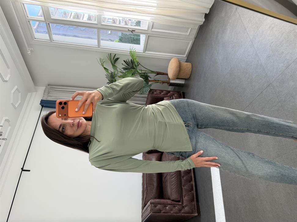 Çağla Yeşili Omzu Vatkalı ve Piliseli Bluz